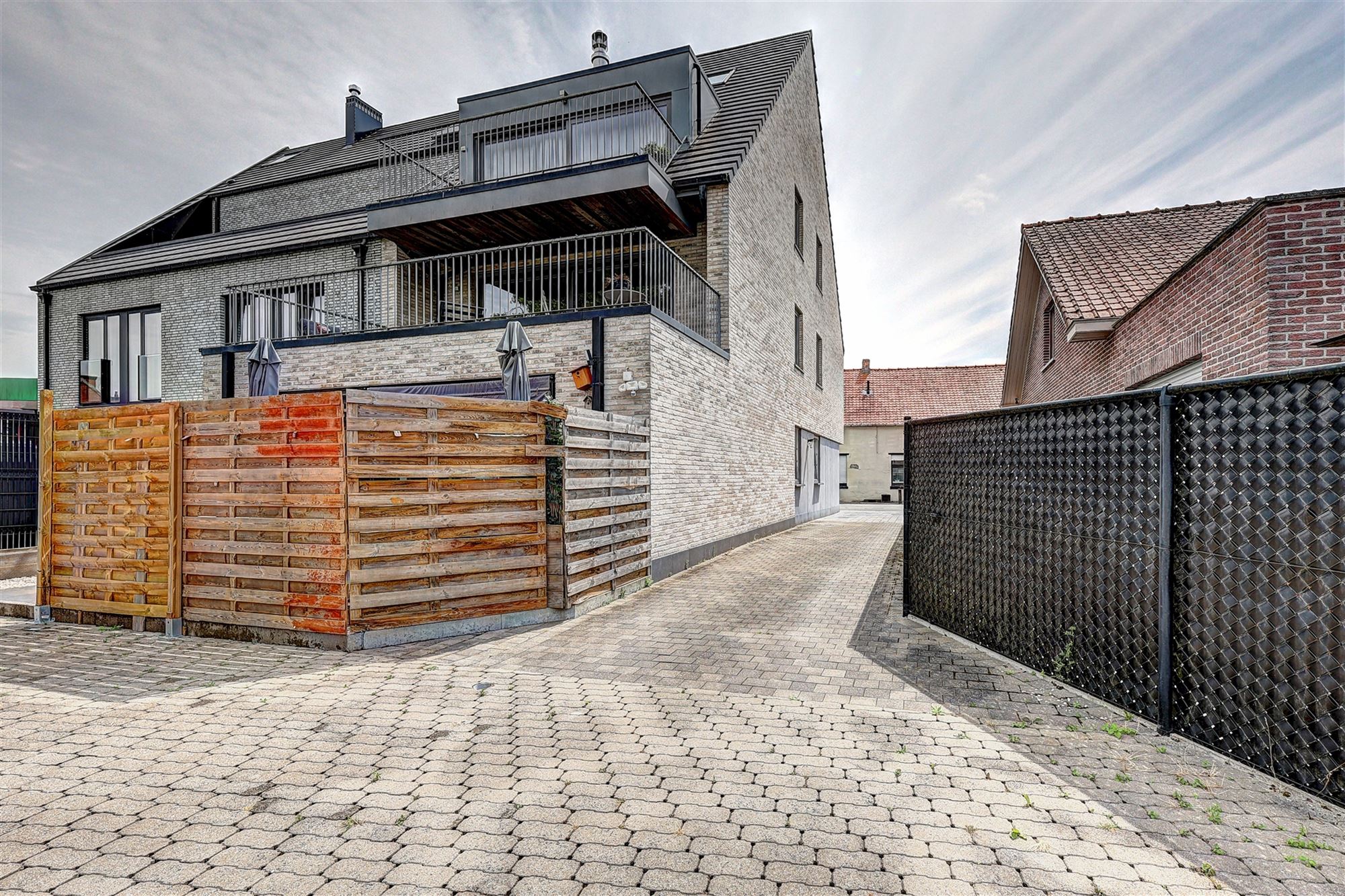 Ruim gelijkvloers appartement met terras en garage foto 16