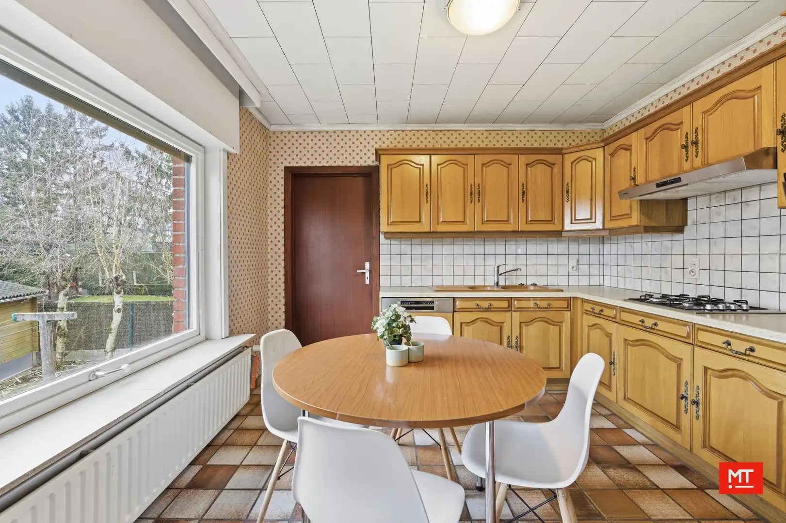 Ruime alleenstaande woning te koop op een rustige locatie te Beselare foto 4