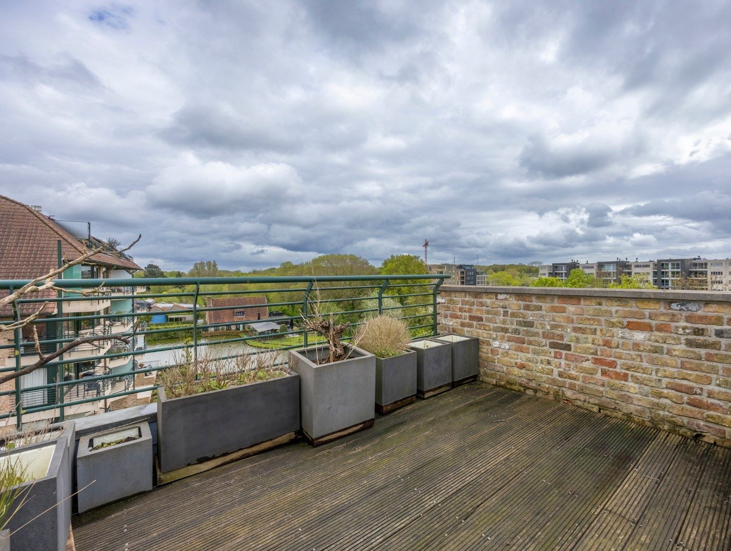 Zeer verzorgd en instapklaar duplex-appartement. met twee slaapkamers en zeer groot zonneterras - rustige omgeving - garagebox en aparte berging foto 25