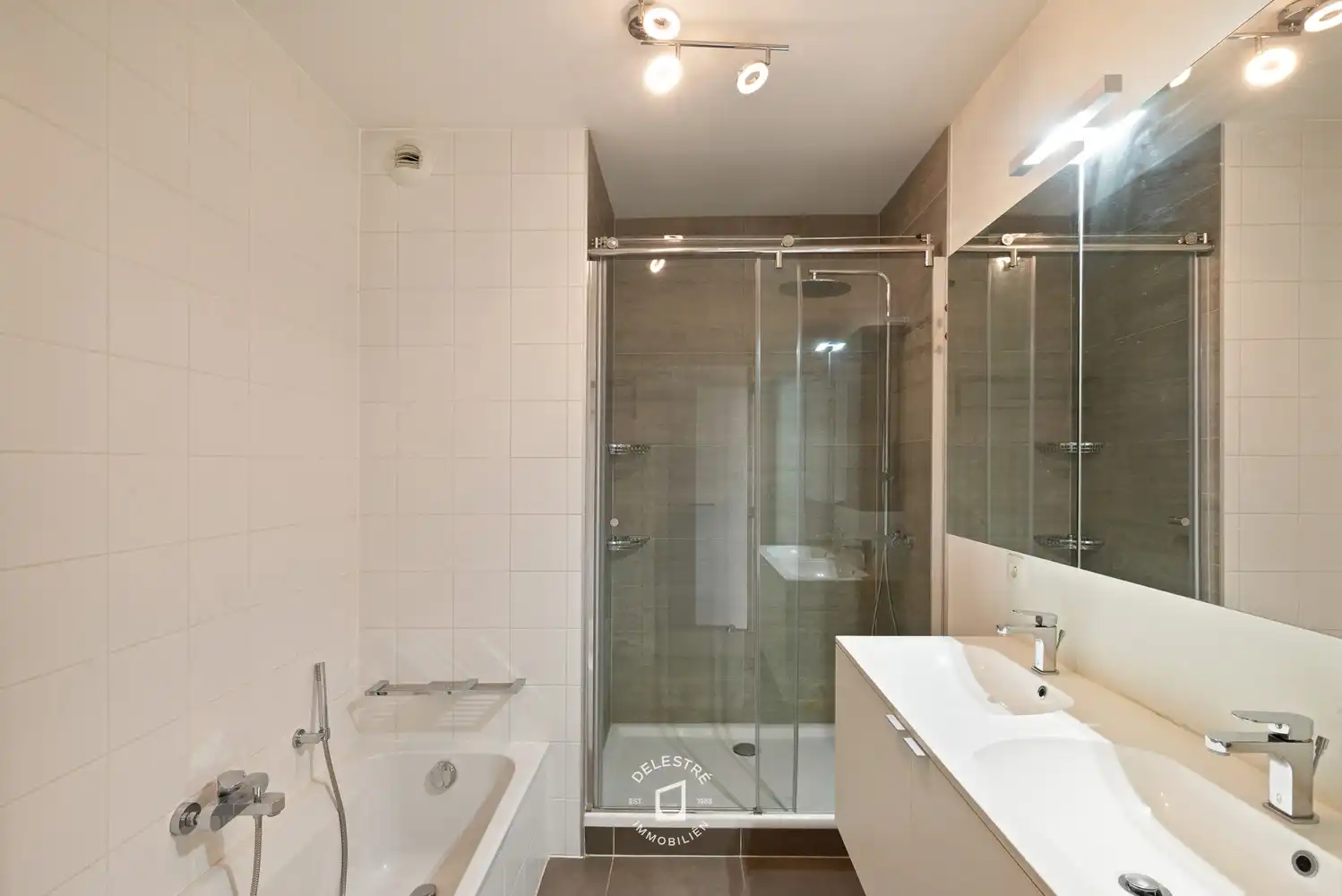 ** IN OPTIE ** ZALIGE ZONNIGE PENTHOUSE + GIGA TERRAS VAN 42 M2 EN 2 PARKINGS + KELDER foto 13