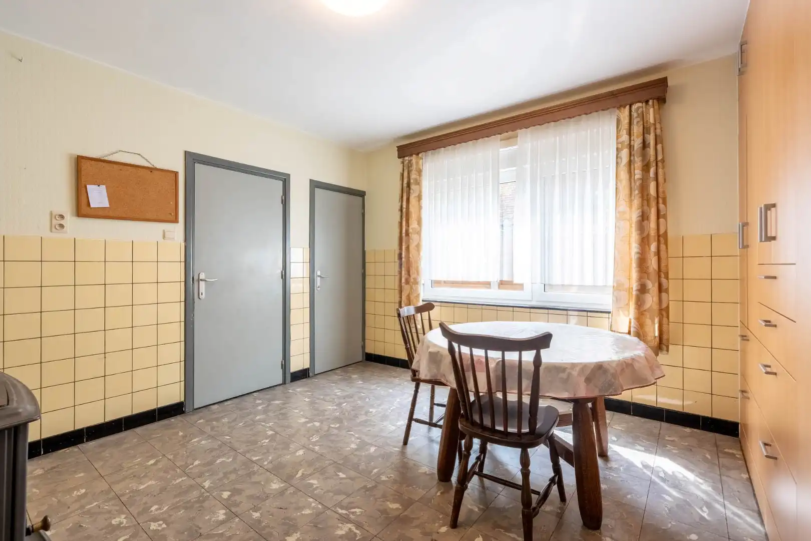 Charmante, te renoveren woning op een perceel van 9a14ca met ruime garage in achtertuin!  foto 9