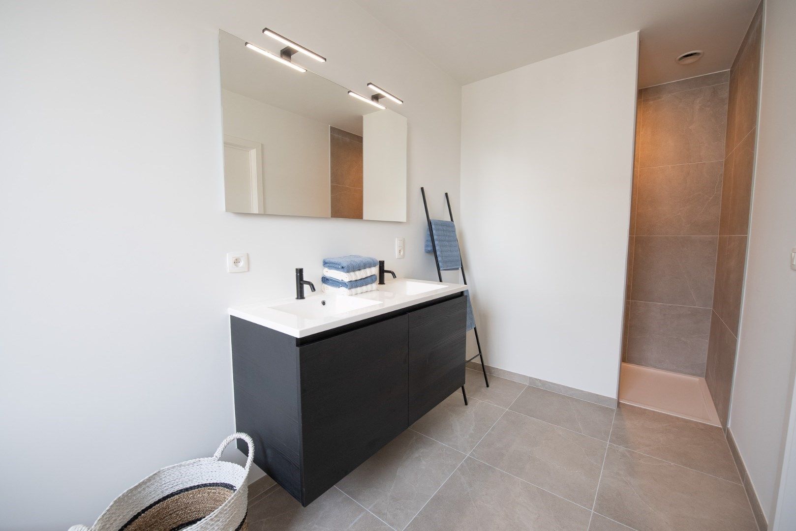 Energiezuinige halfopen woning met 3 ruime slaapkamers TE KOOP in doodlopende straat te Desselgem. foto 9