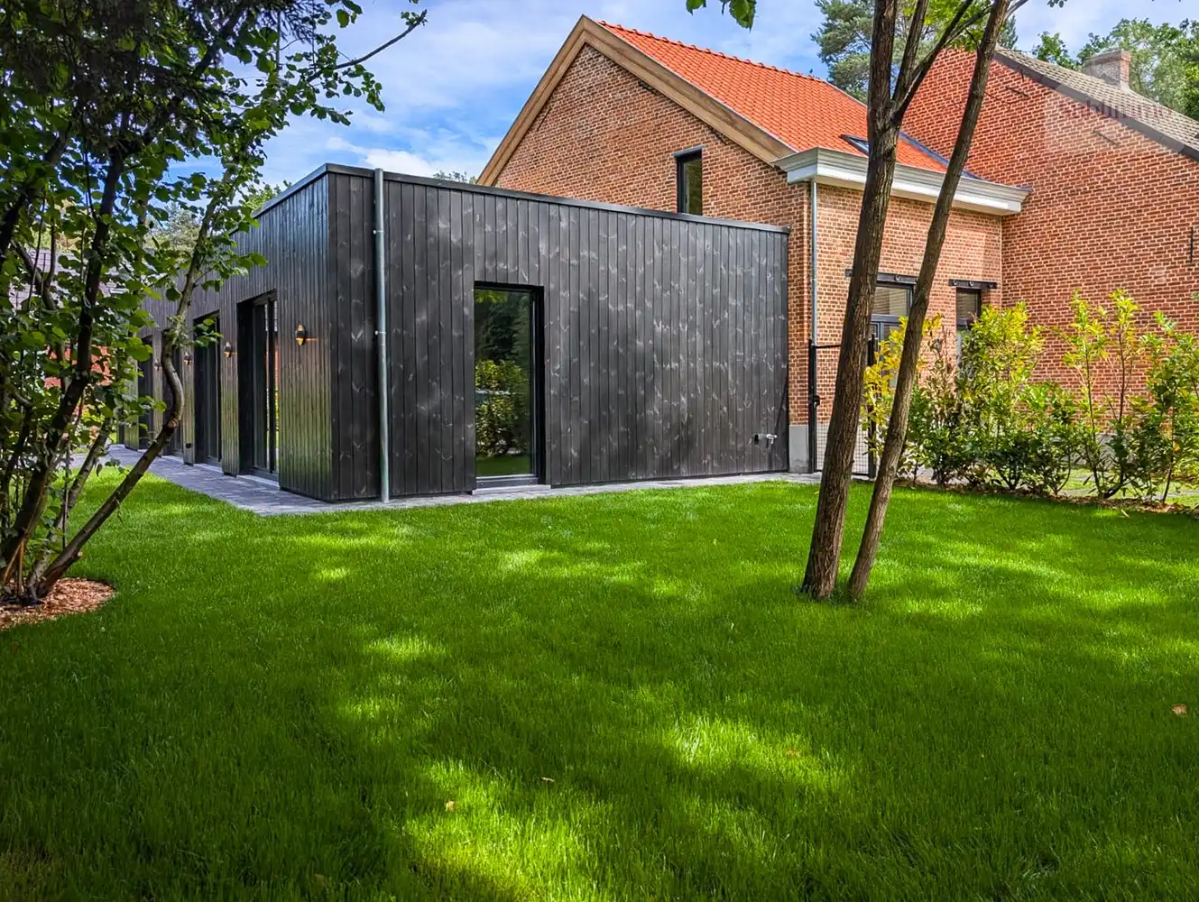 Volledig gerenoveerde karakterwoning met prachtige aangelegde tuin, polyvalente ruimte en 3 slaapkamers foto 2