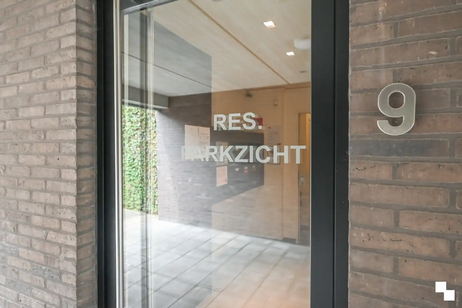 Duplex appartement met garage en twee staanplaatsen nabij centrum Izegem foto 34
