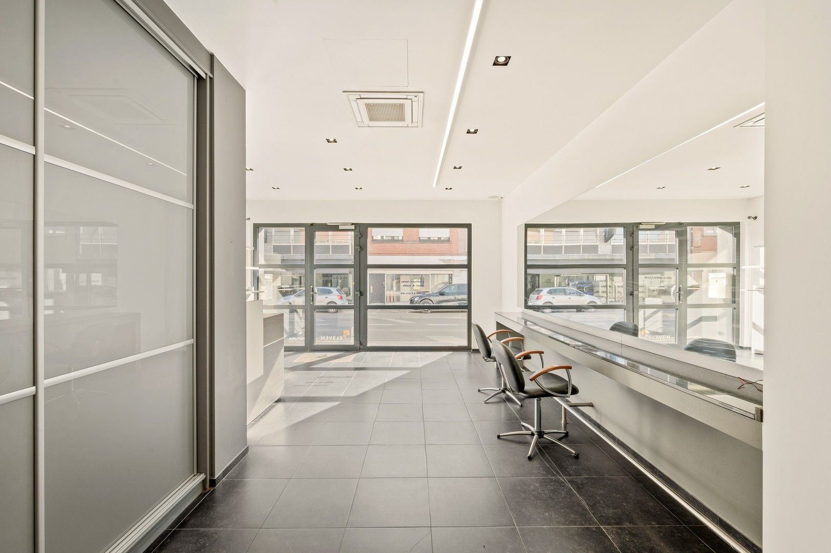 Handelsruime met ruime woonst met enorme mogelijkheden op een centrale ligging in Harelbeke foto {{pictureIndex}}