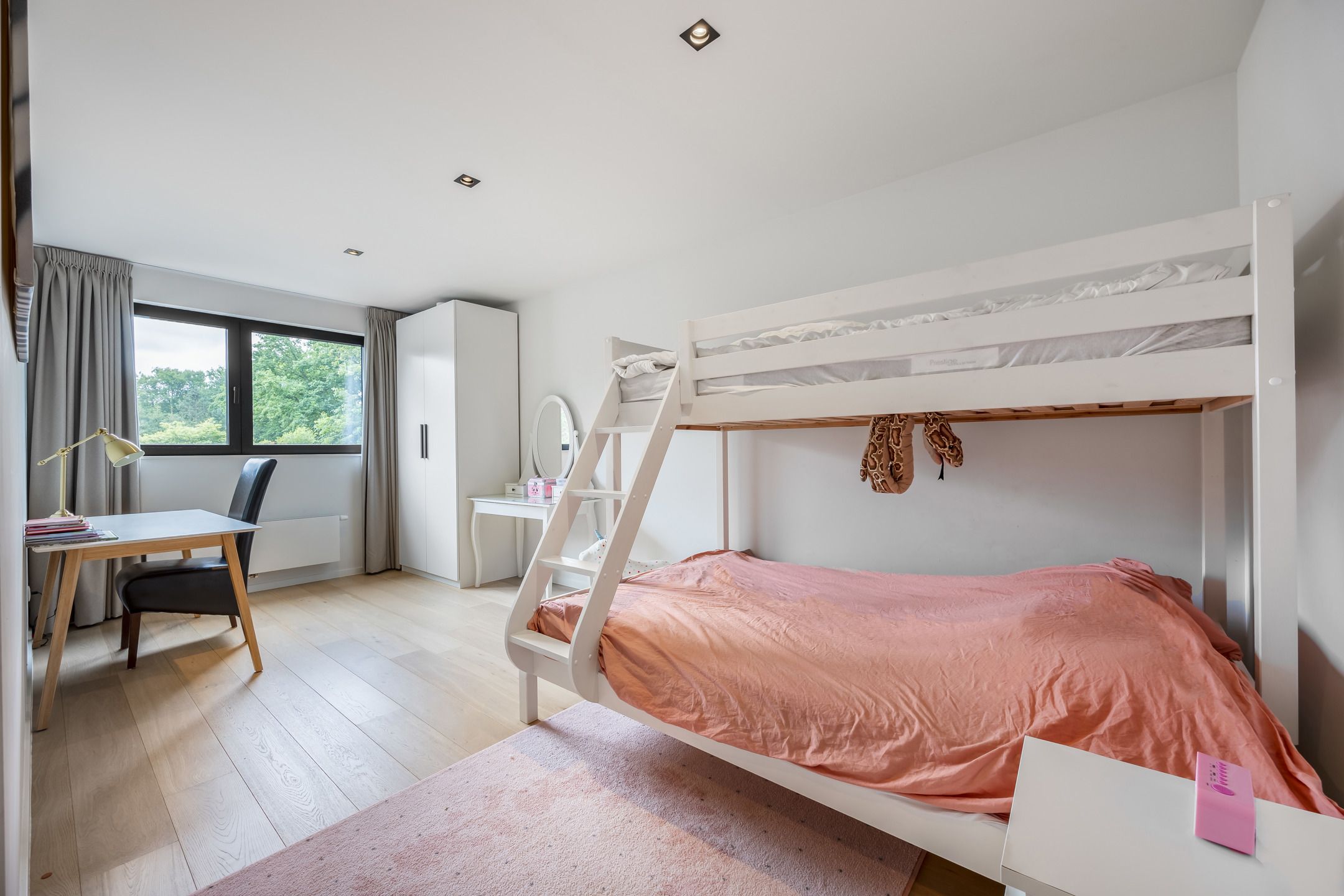 Licht en ruimte in strakke designwoning foto 26