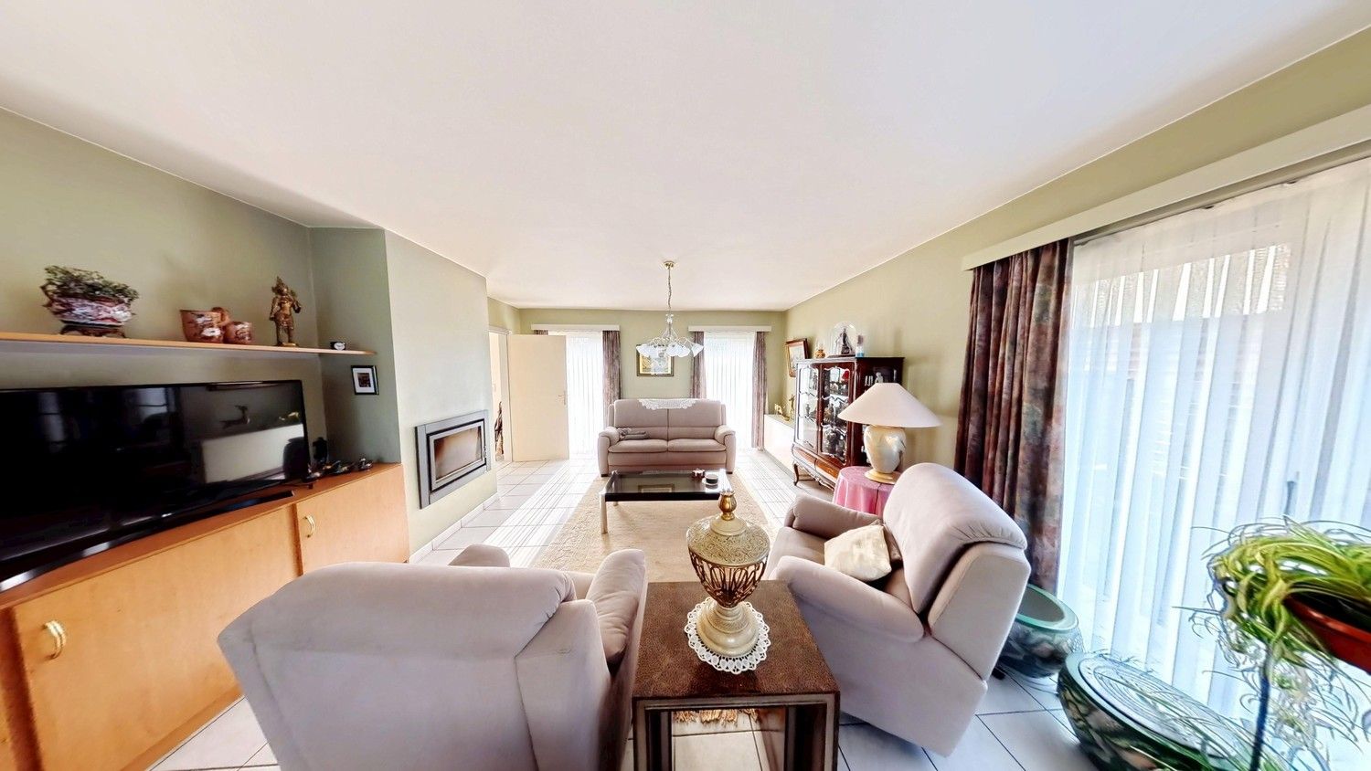 Ruime woning op toplocatie met grote tuin en inpandige garage! foto 3