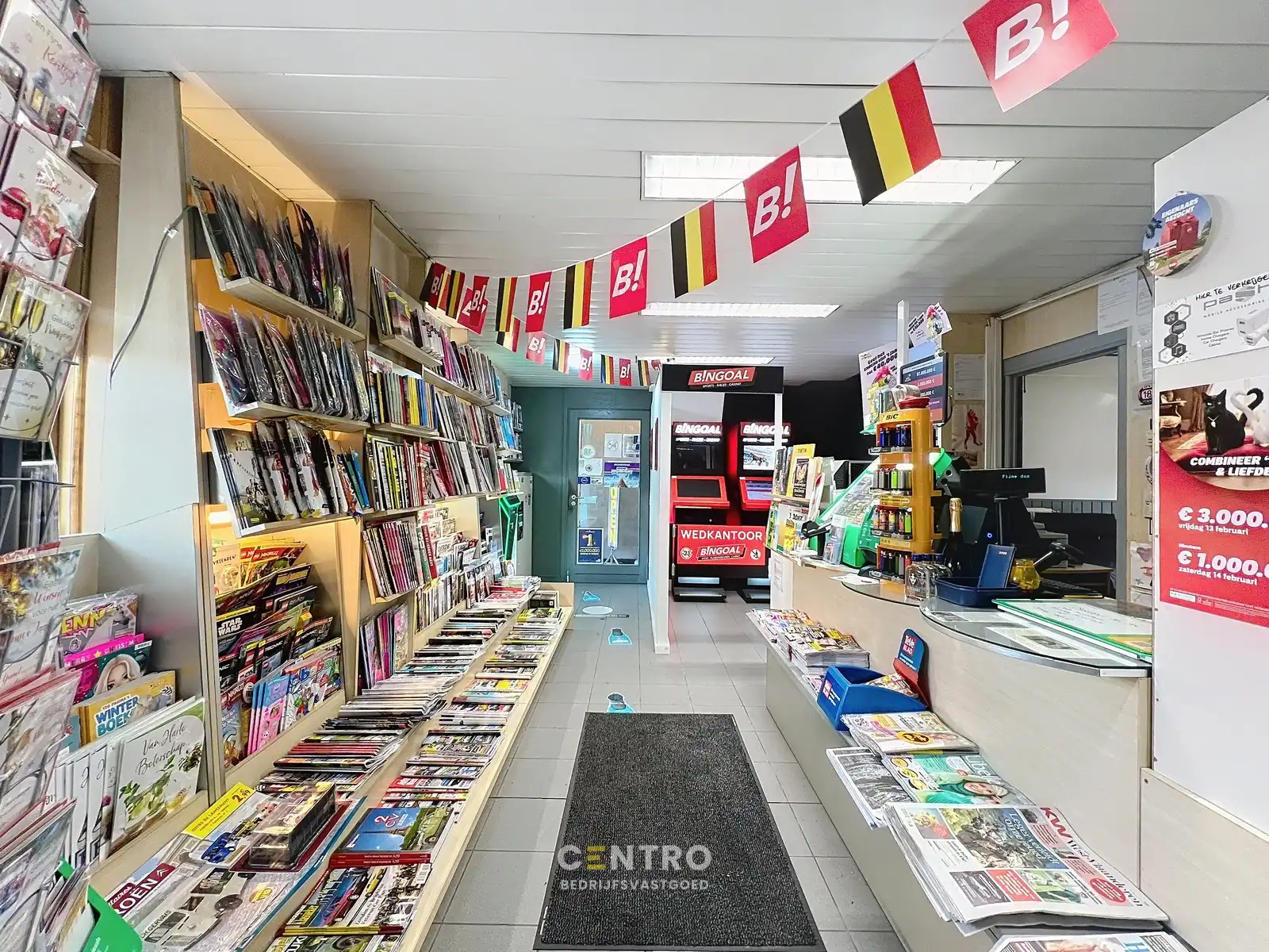 Goed draaiende krantenWINKEL met WOONST (4 slpk) en extra STALLING op een perceel van 820m² op commerciële ligging te Gistel ! foto 2