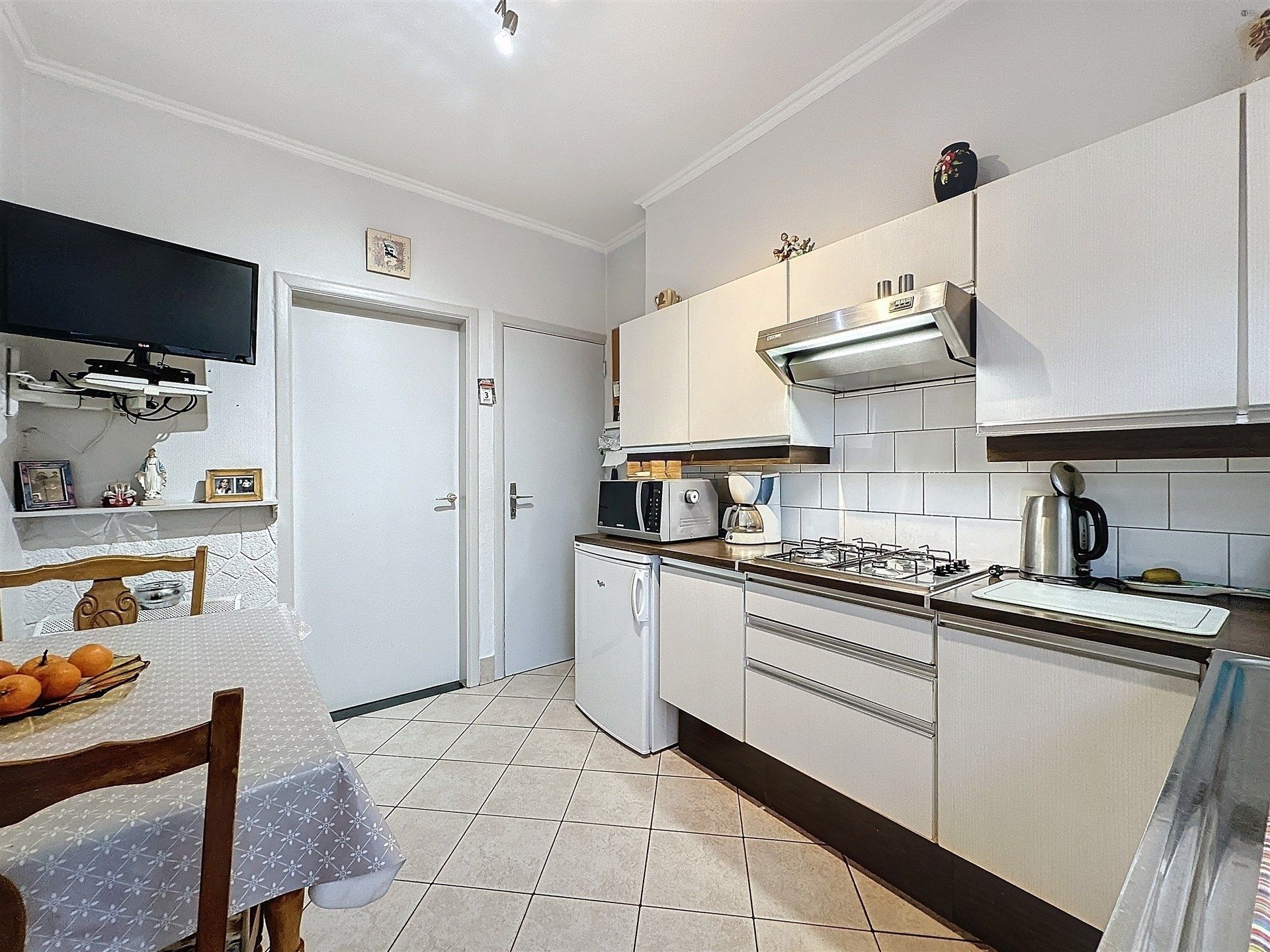 Half open bebouwing met 3 slaapkamers, ruime garage en tuin op perceel van 261m². foto 4