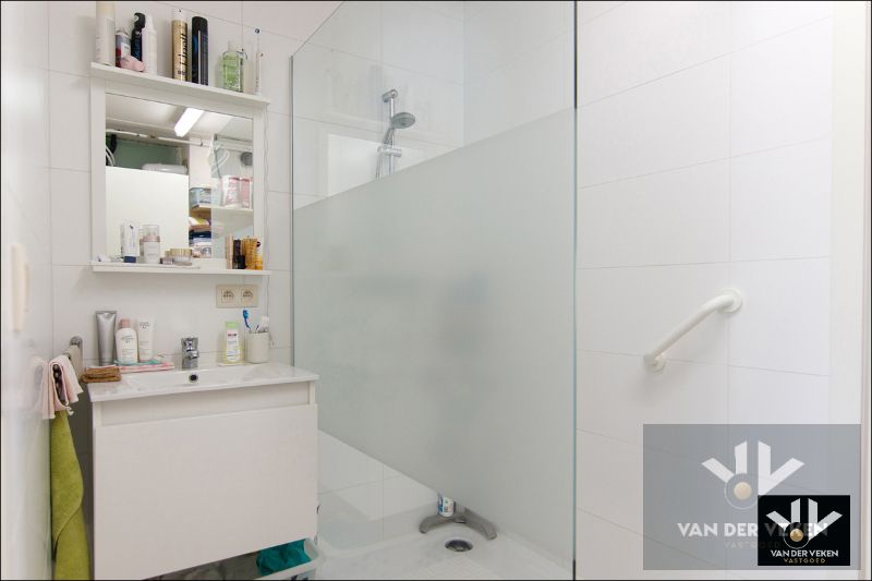 Goed onderhouden, instapklare en energiezuinige woning met veel licht en ruimte in een rustige straat foto 10