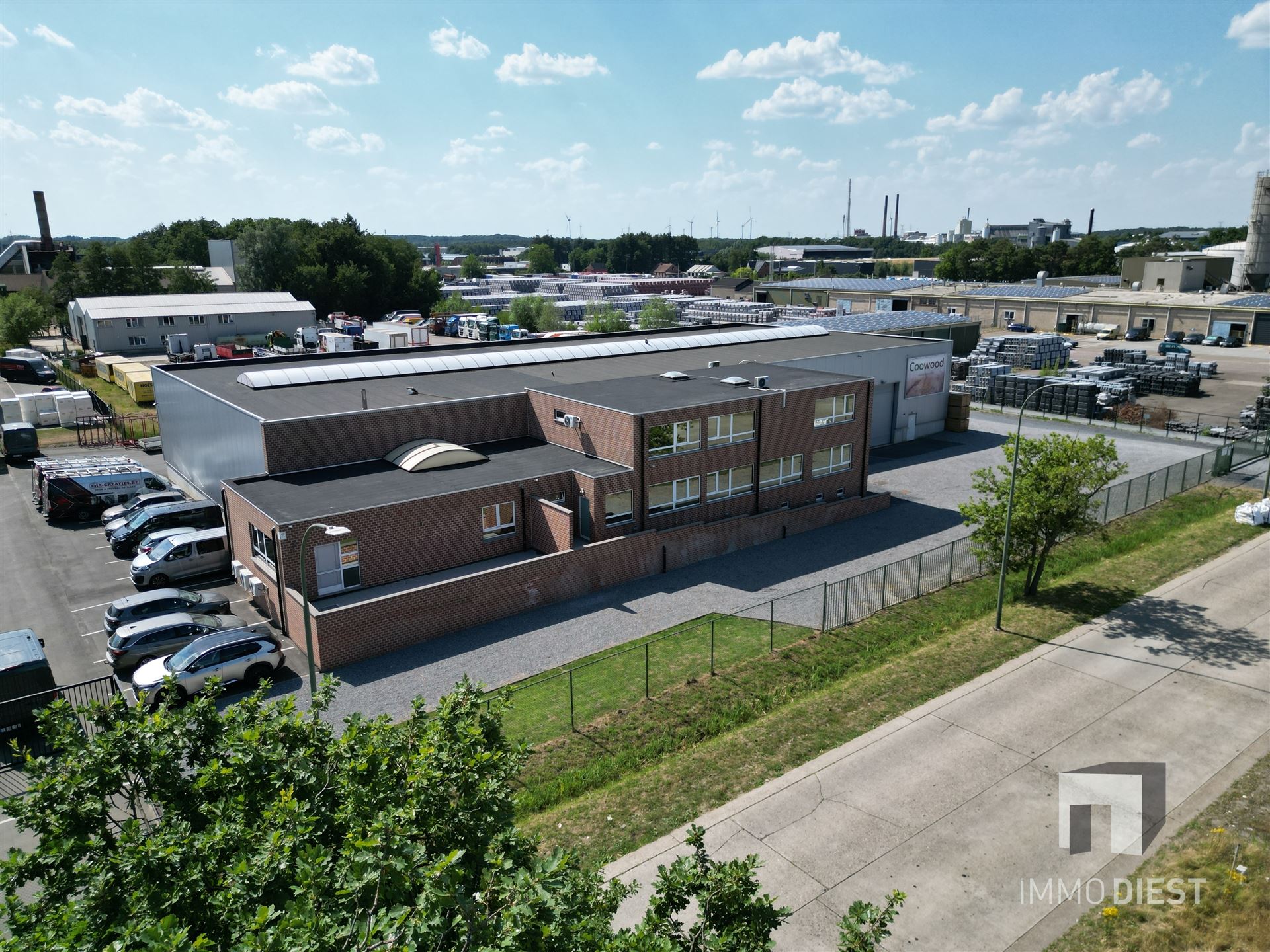 Gerenoveerd bedrijfsgebouw gelegen op het industrieterrein van Tessenderlo-Ham foto {{pictureIndex}}