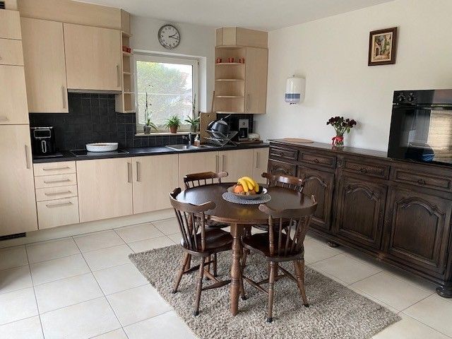 Ruim gelijkvloers appartement met terras en carport. foto 6