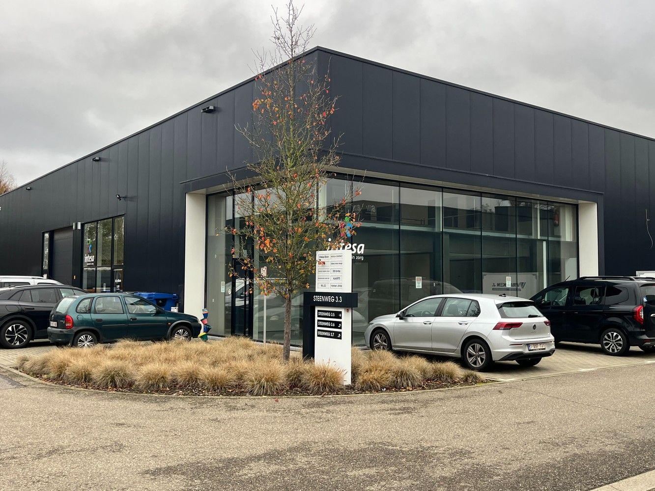 Bedrijfshal met kantoor foto {{pictureIndex}}