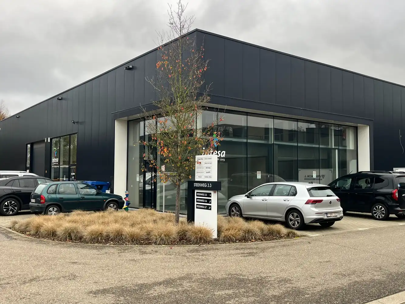 Bedrijfshal met kantoor foto {{pictureIndex}}