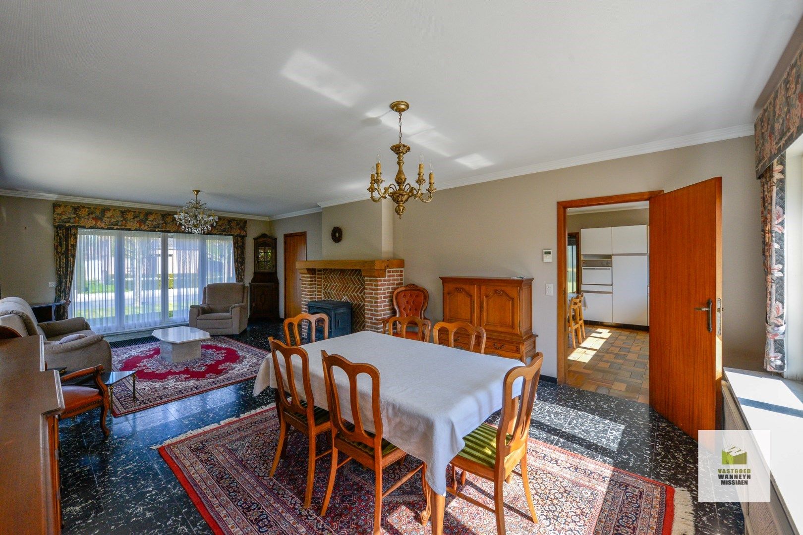 Ruime te renoveren villa met 4 slaapkamers en loods op 1696m2 te centrum Wingene foto 10