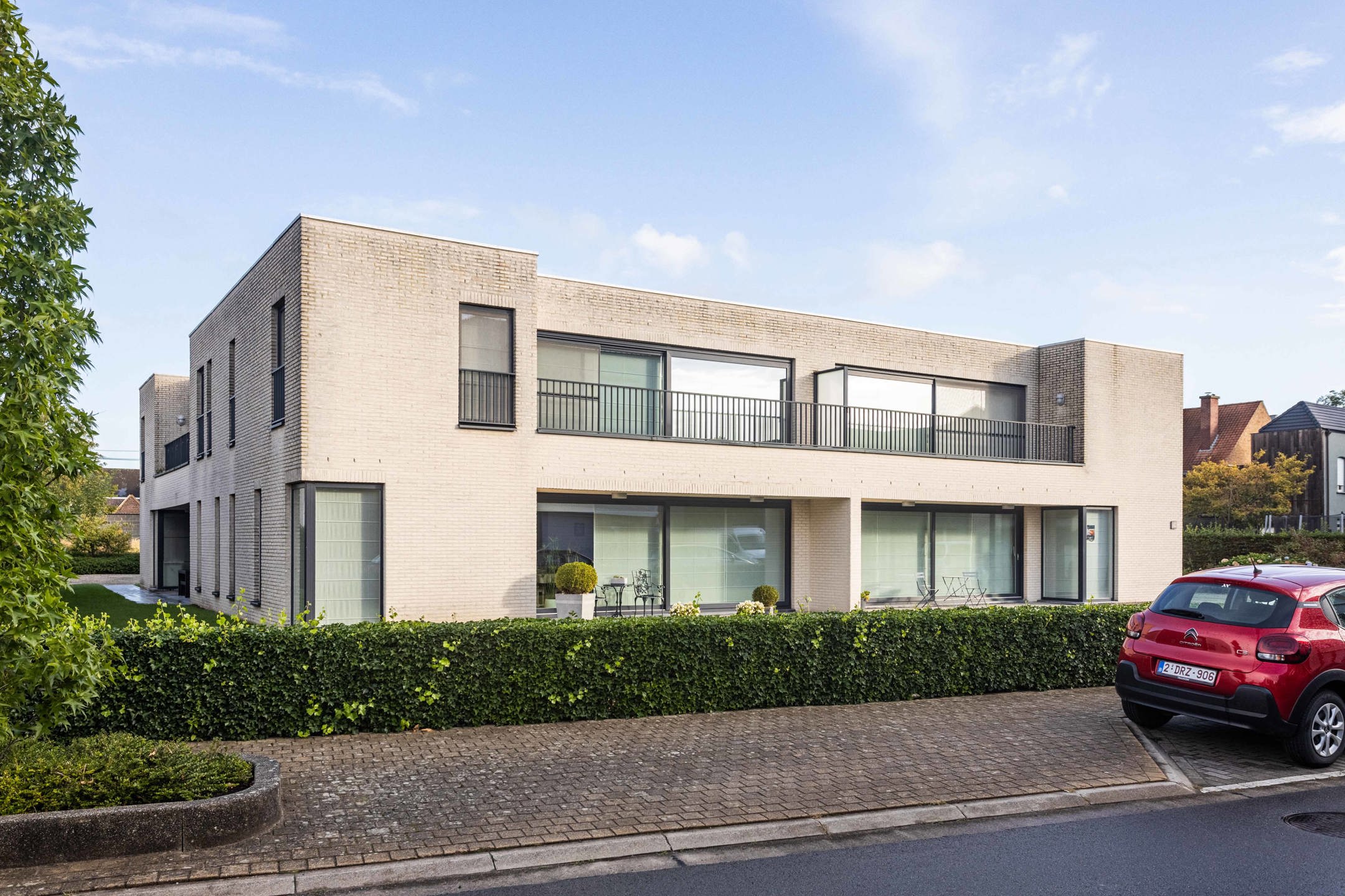 Lichtrijk appartement met terras en garagebox te Kluisbergen foto {{pictureIndex}}