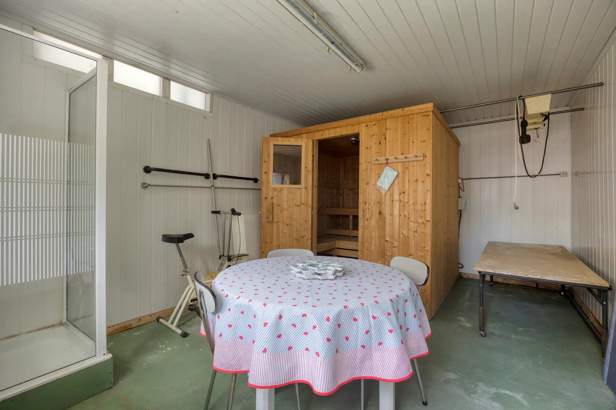 Te renoveren woning met garage en tuin foto 25
