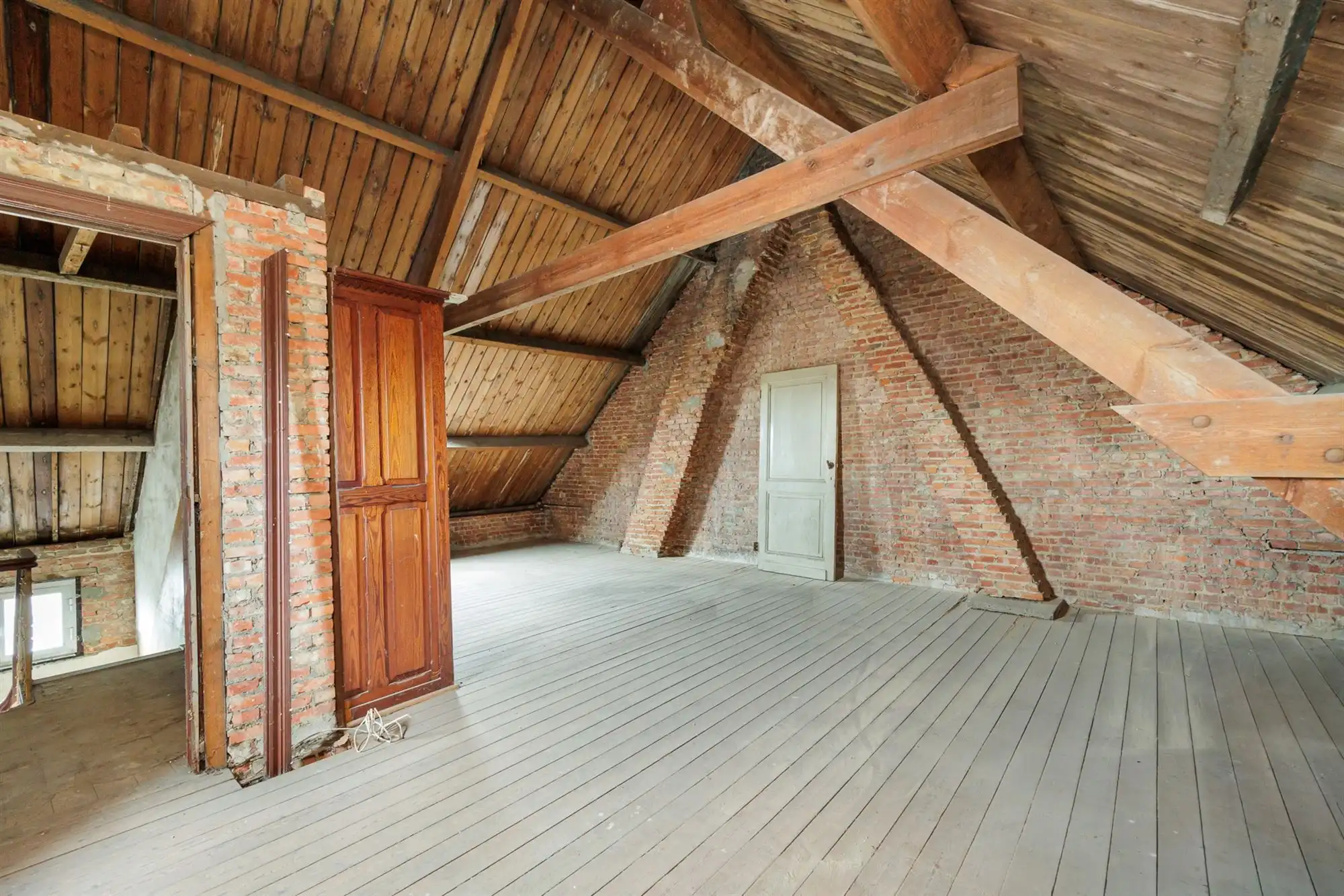 Te renoveren woning met garage, oprit en tuin foto 12