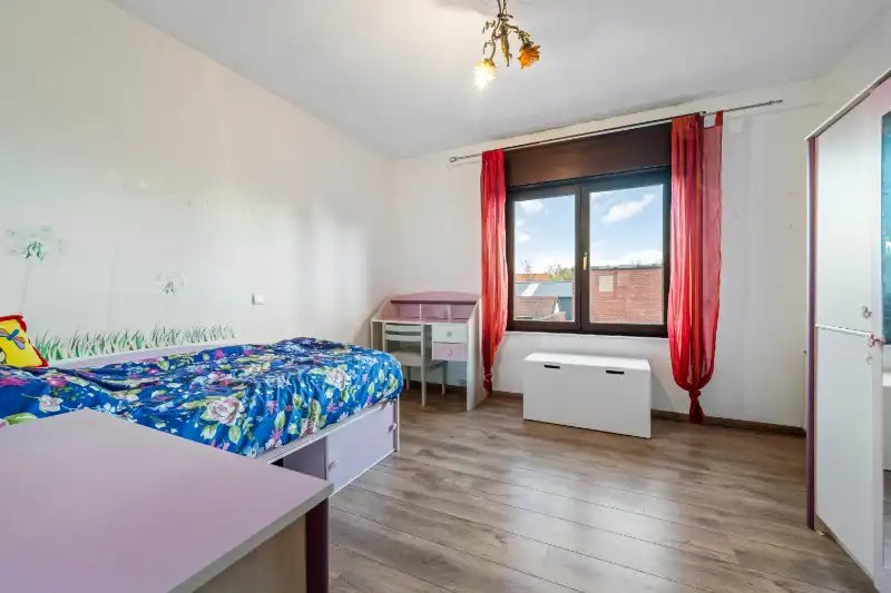 Zonnebeke. Half-open polyvalent ruim gebouw / handelshuis met apart magazijn van +/- 170m2 en  3-5 slaapkamers en apart kantoor / hobby / handelsruimte. Goede staat ! foto 15