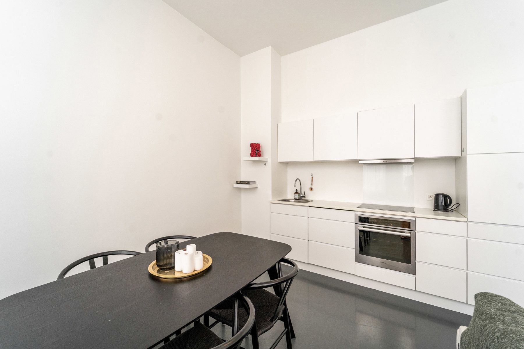 Trendy bemeubeld gelijkvloers appartement met buitenruimte foto 4