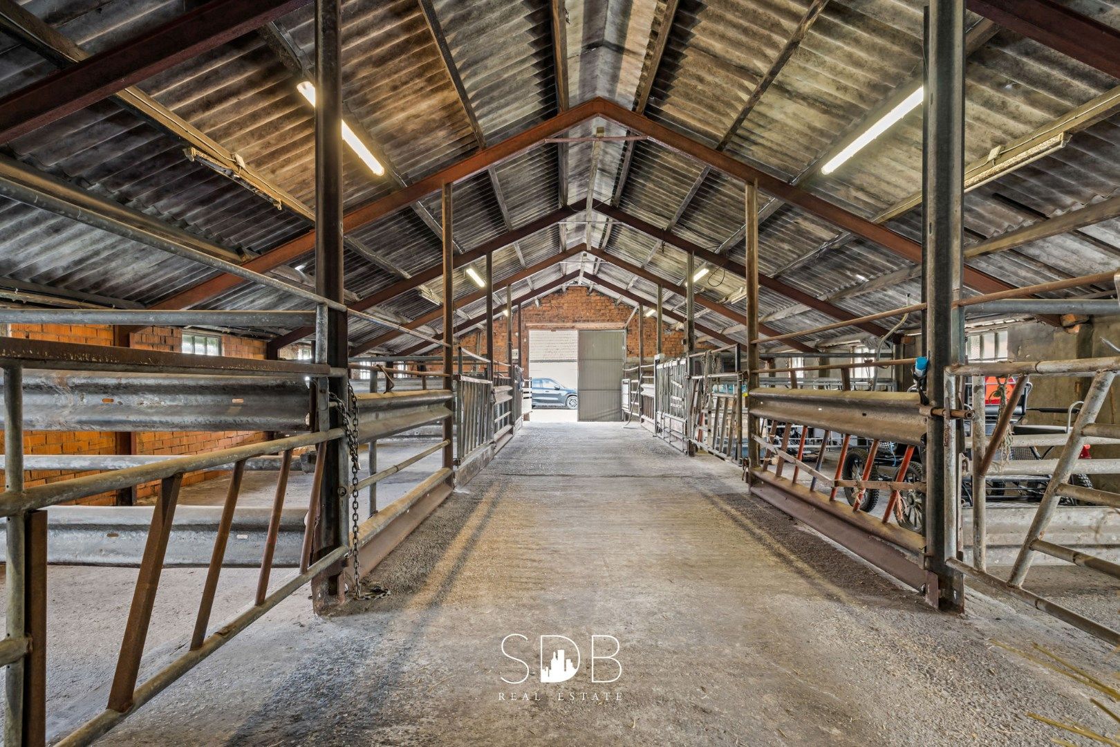 Authentieke hoeve met diverse bijgebouwen en graslanden op 93.155m² foto 42