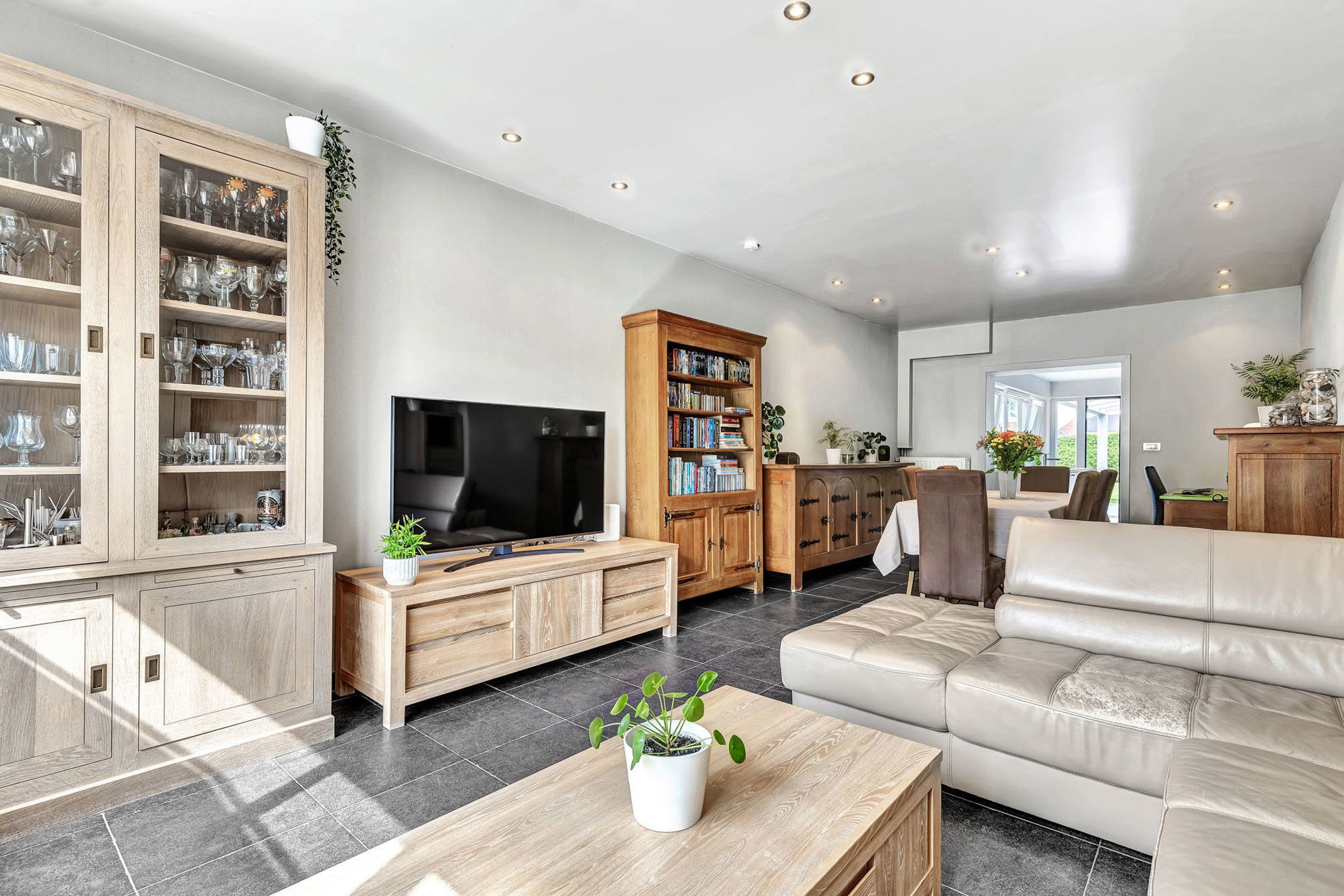 Instapklare woning met garage en tuin foto 6