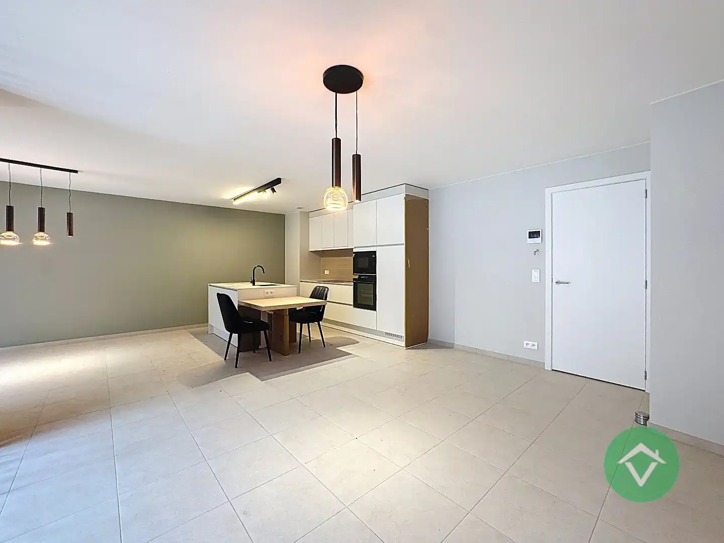 Volledig geschilderd Instapklaar appartement met garage in centrum Koekelare foto 8