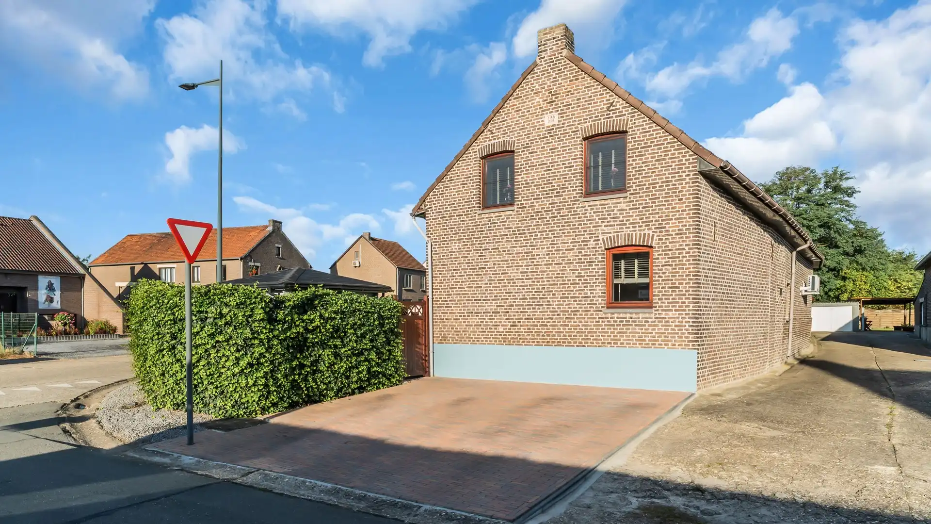 Charmante en karaktervolle woning met prachtige buitenruimte in Uikhoven foto 27