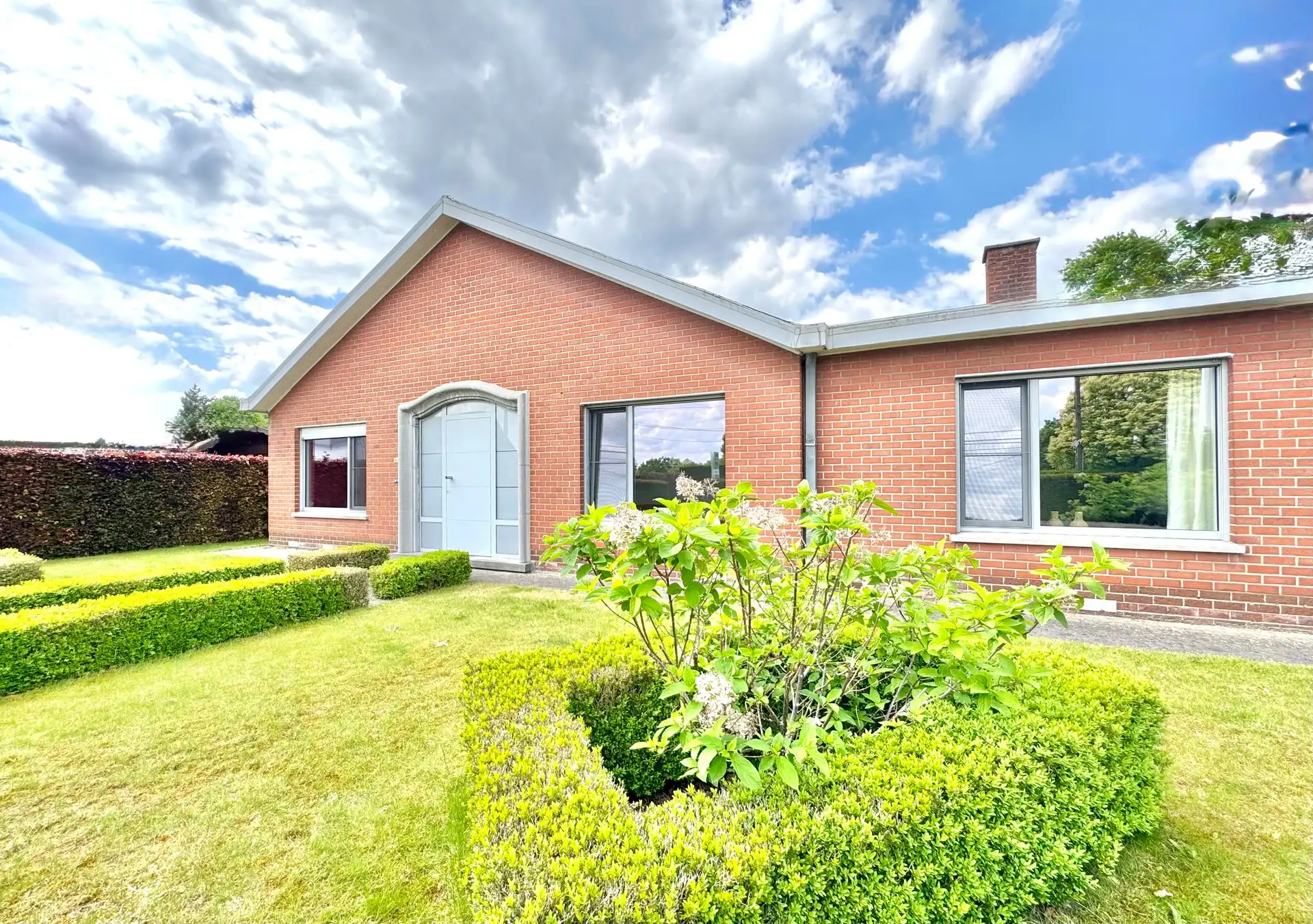 Hoofdfoto van de publicatie: BUNGALOW | 3 KAMERS | TUIN | GARAGE | 959 M²