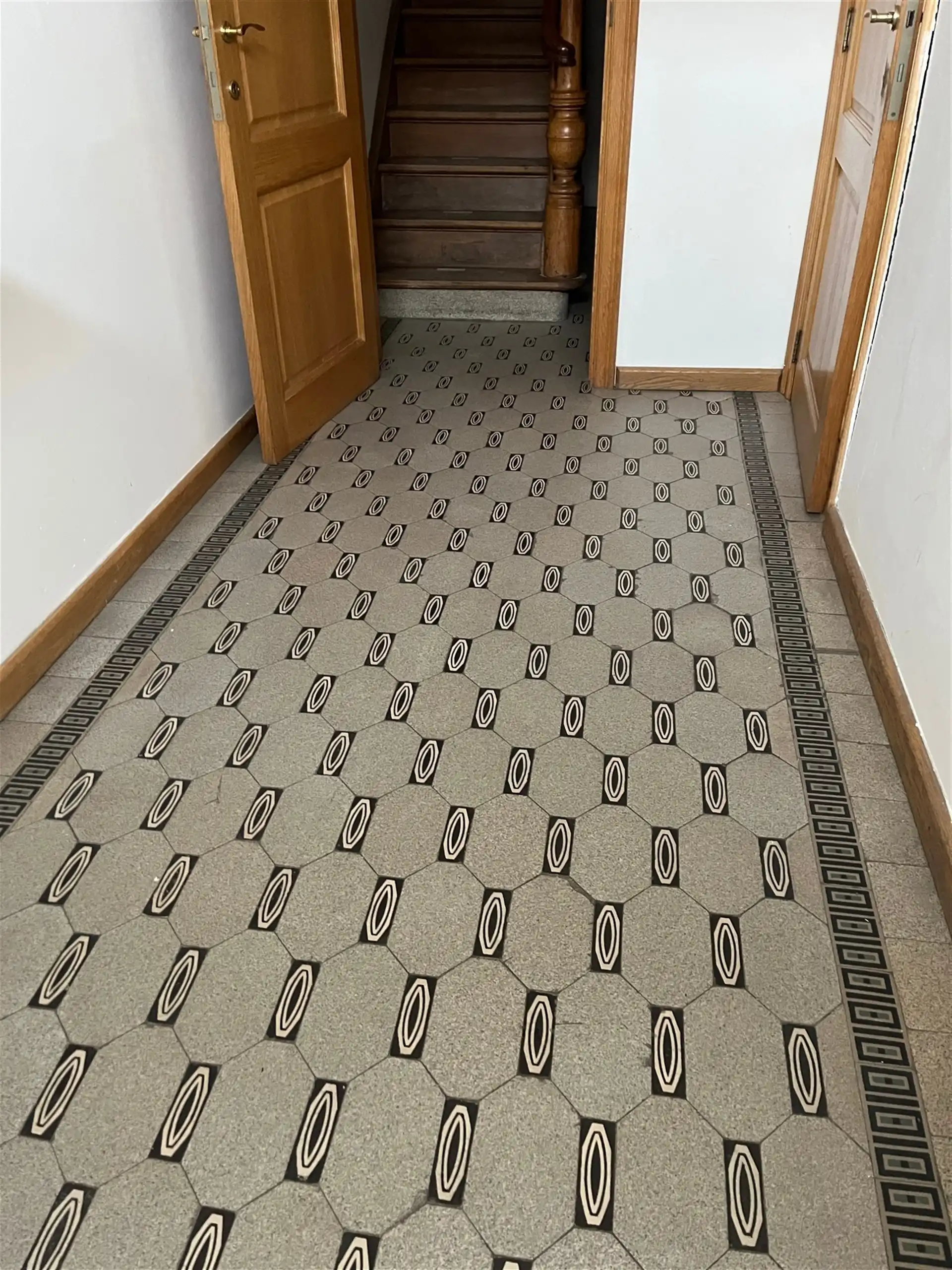 Appartementsgebouw met parking en zeer grote tuin! foto 16