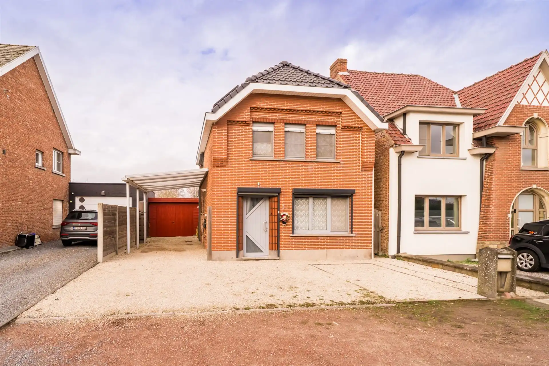 Zeer gezellige en charmante woning met prachtige tuin, oprit en ruime garage foto {{pictureIndex}}