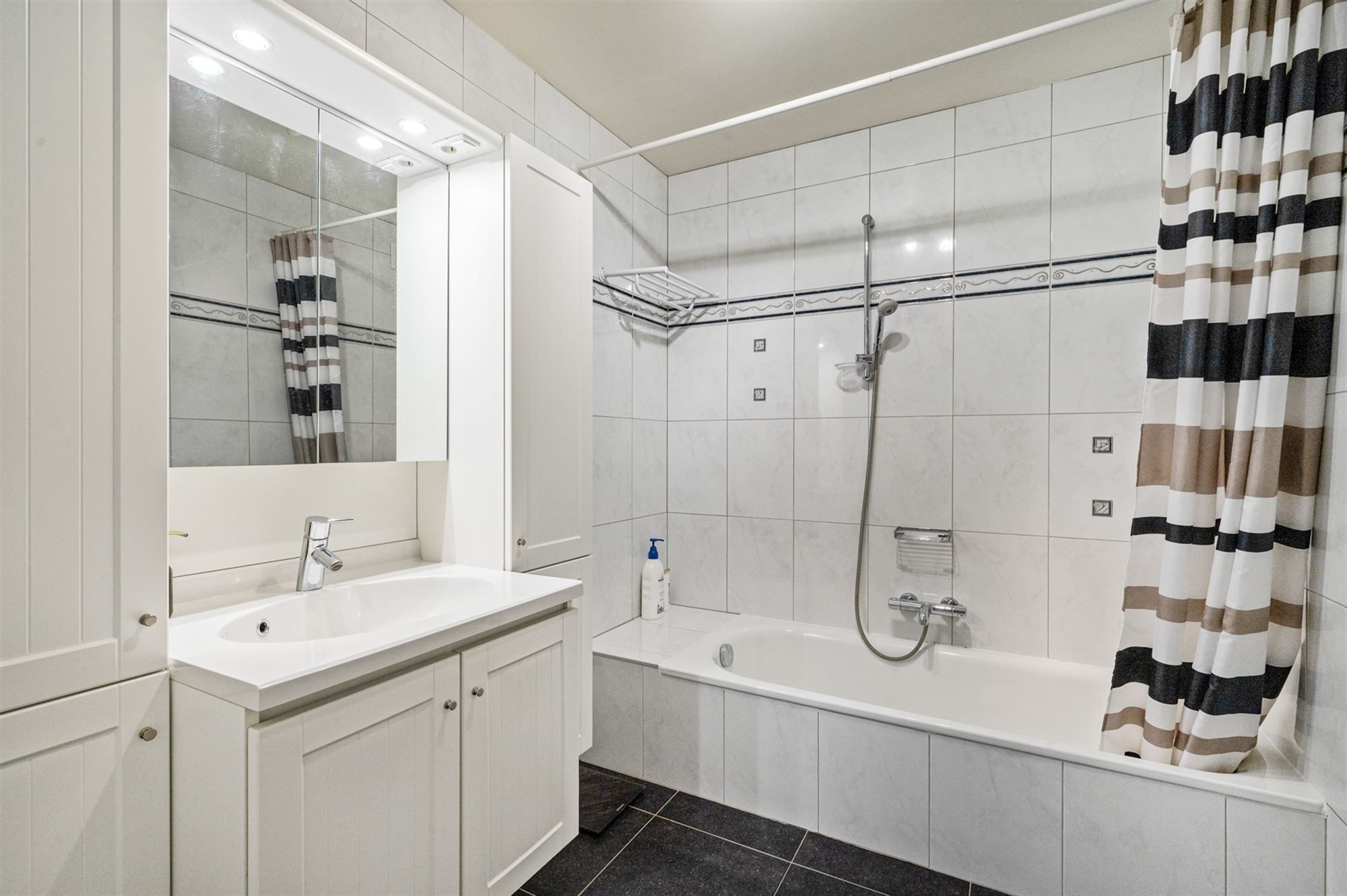 Ruim twee-slaapkamerappartement te Beerzel foto 10