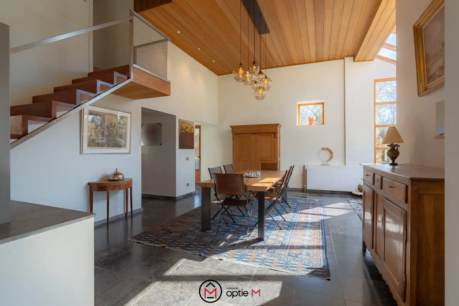 EXCLUSIEVE VIERKANTSHOEVE MET KARAKTER, RUIMTE EN UITZONDERLIJK WOONGEVOEL foto 4
