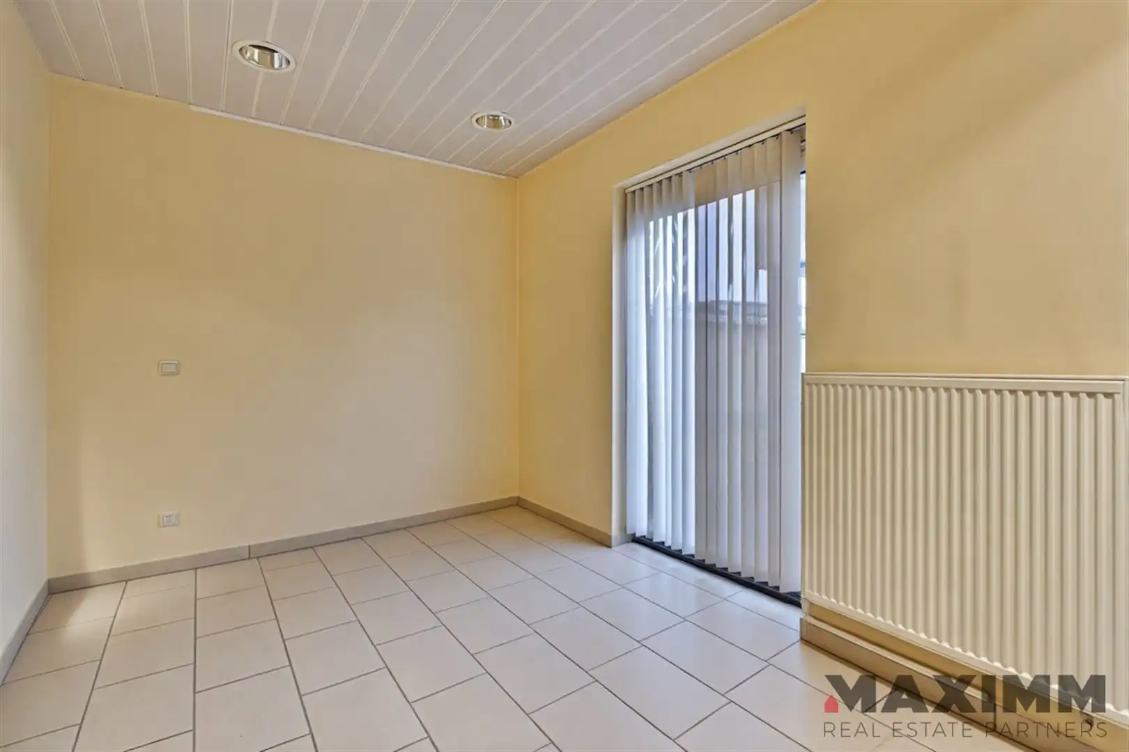 Voormalig bankkantoor met wachtruimte, loket, 3 burelen, polyvalente ruimte en een bergruimte foto 9