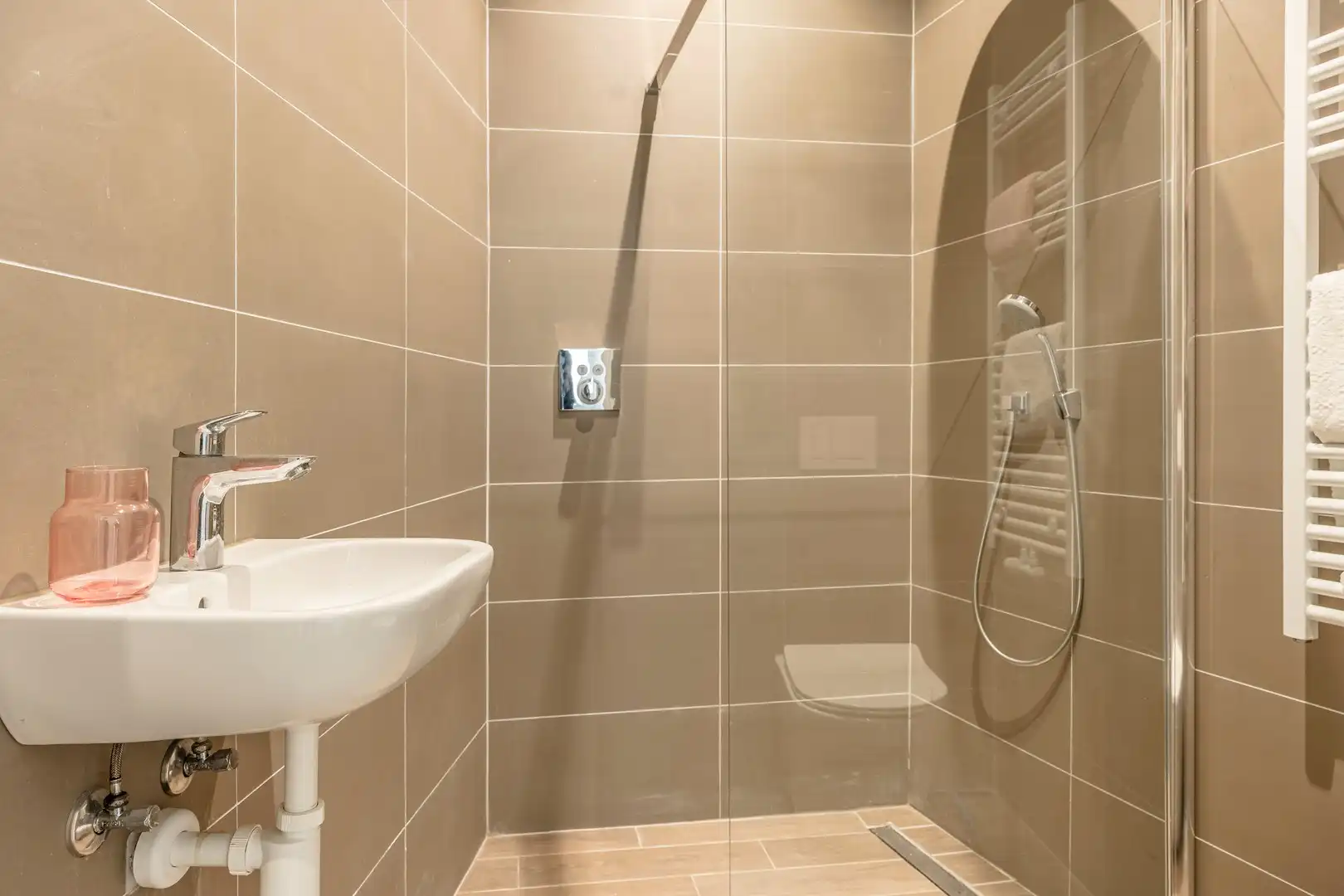 Gerenoveerde  ruime gezinswoning te Burcht. foto 9