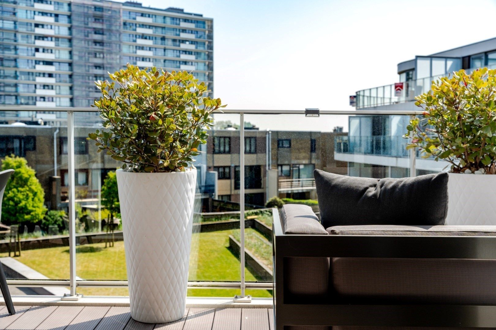 2-slaapkamerappartement met zonovergoten terrassen, hoogwaardige afwerking en topligging nabij zee foto {{pictureIndex}}