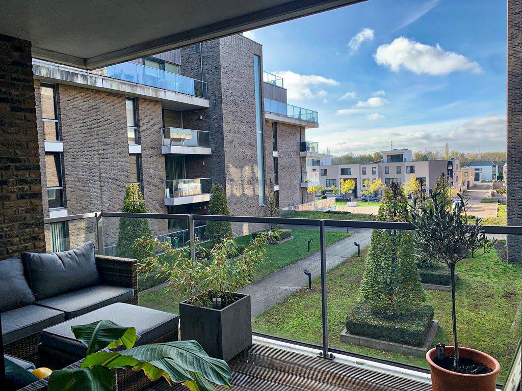 MOOI AFGEWERKT RUIM APPARTEMENT MET 2 SLPKS EN 2 TERRASSEN foto {{pictureIndex}}