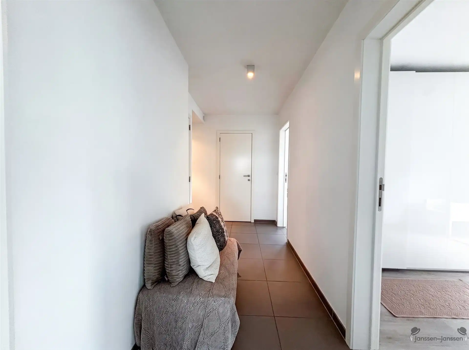 Hoekappartement met 2 slaapkamers & garage foto 6