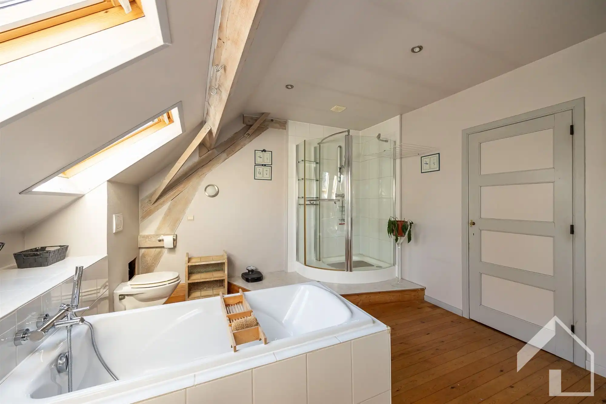 Unieke hoeve bestaande uit 2 individuele woningen en atelier foto 25