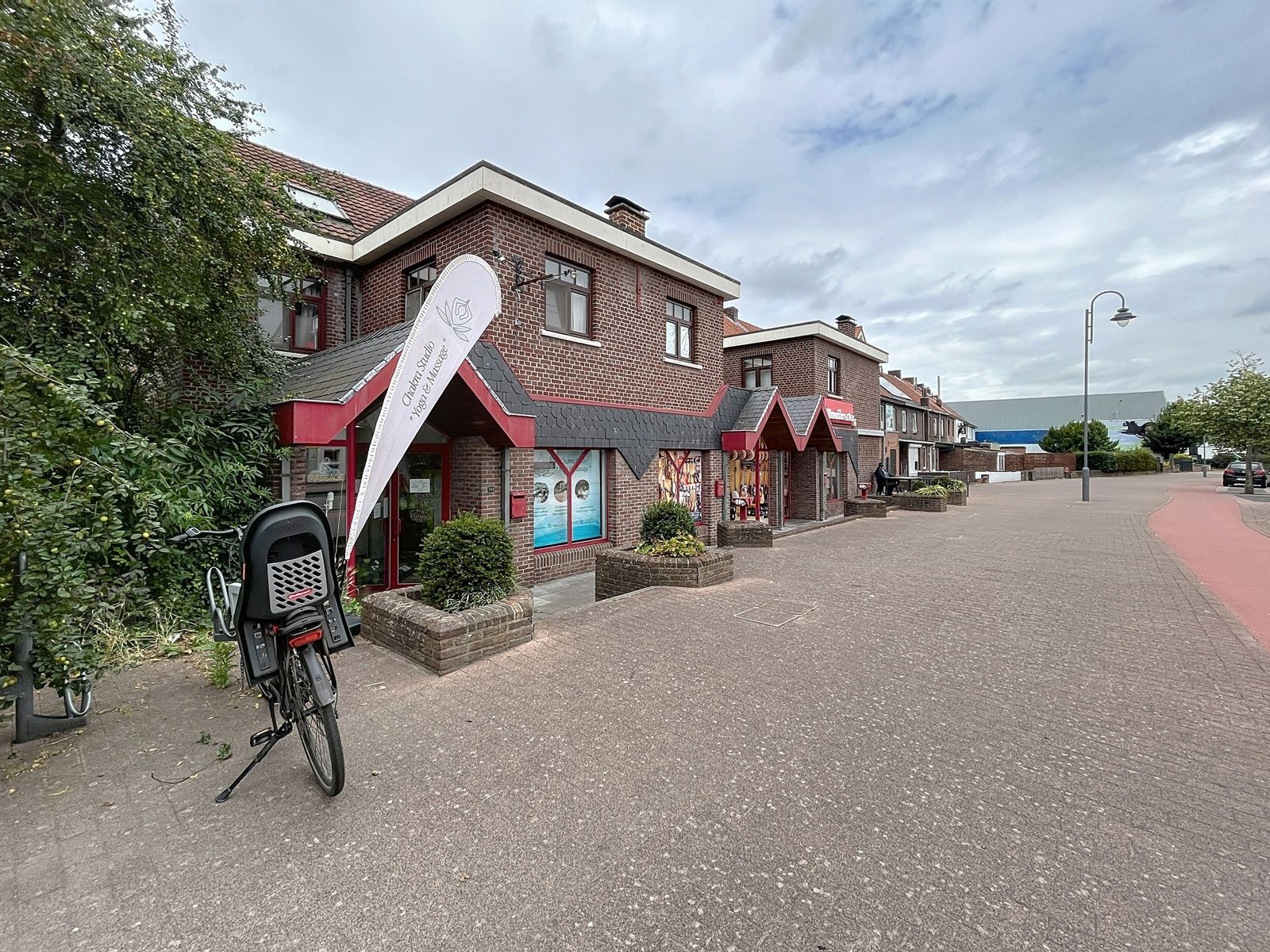 Centraal gelegen handelszaak van ± 67 m² in hartje Maaseik.  foto 10