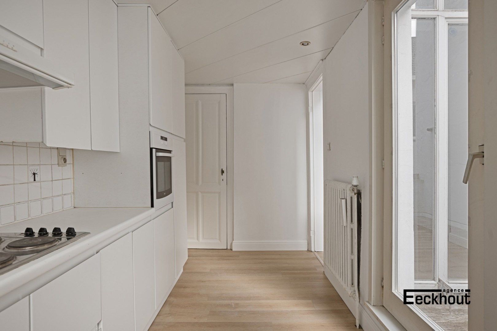 Uniek en ruim (351 m²) herenhuis met garages op topligging te Oostende ! foto 11