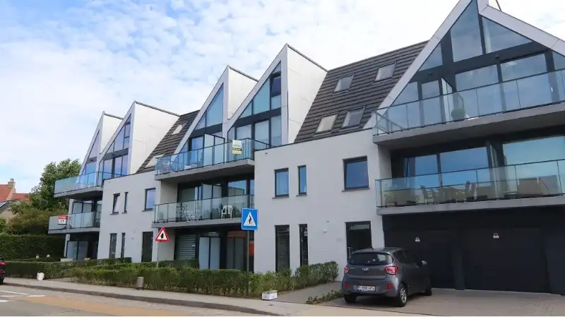 Instapklare 2-slaapkamerduplex met terras en carport te huur in Sijsele Damme foto {{pictureIndex}}