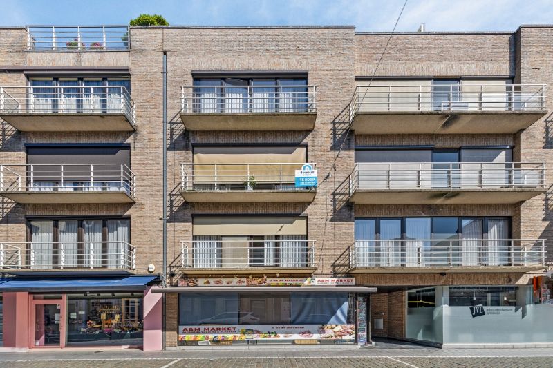 Roeselare centrum : ontdek dit prachtig appartement van 125 m² in het bruisende centrum. Ideaal voor wie houdt van een ruim, licht en comfortabel wooncomfort. foto {{pictureIndex}}