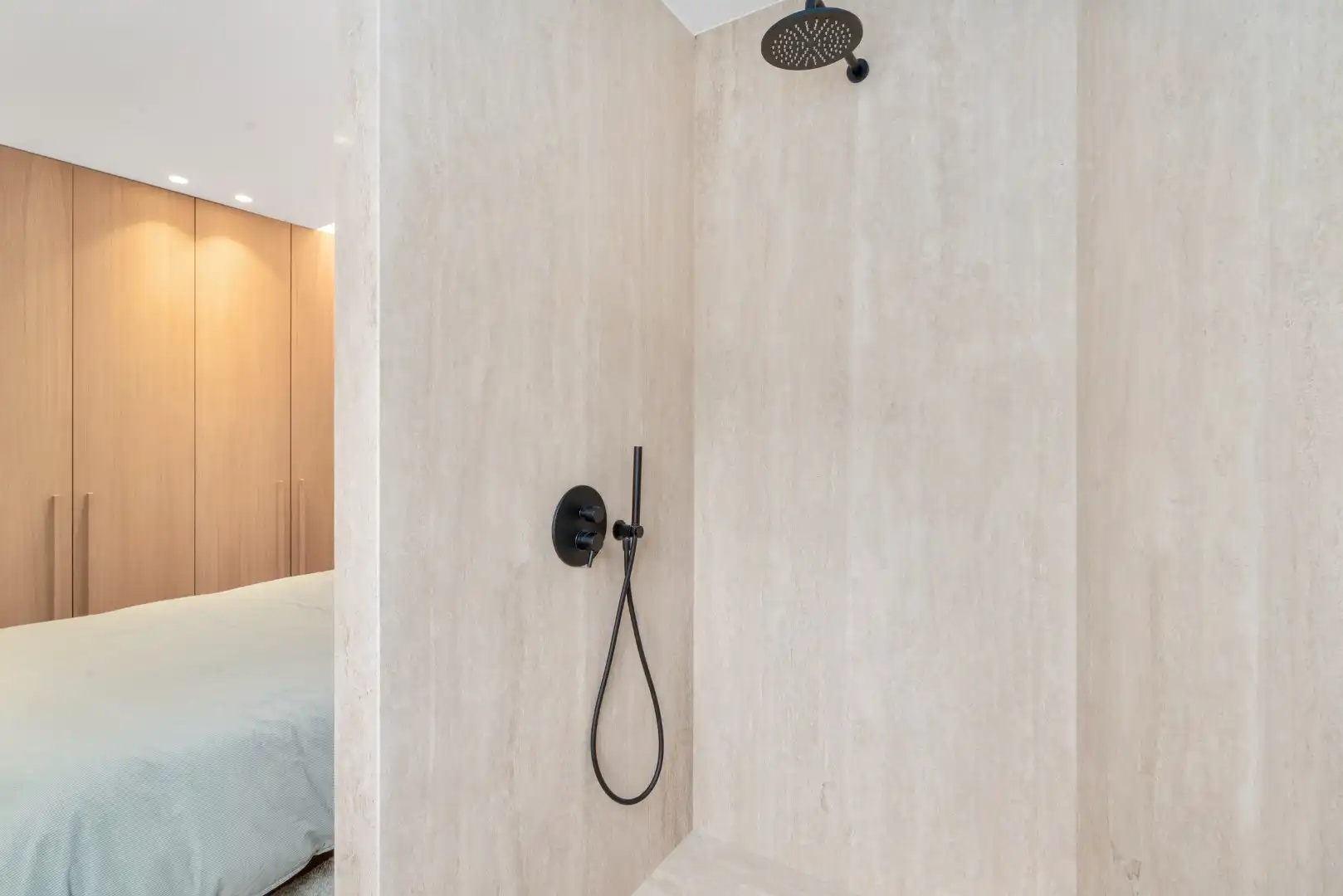 Zeer mooi en luxueus afgewerkt 3 slaapkamer appartement aan het driehoekplein nabij de Zeedijk foto 10