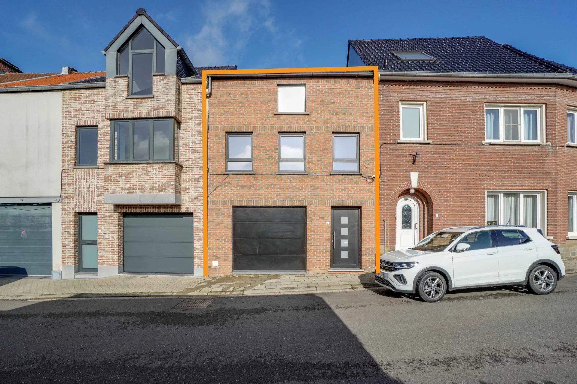 Gerenoveerde woning met vier slaapkamers en inpandige garage foto {{pictureIndex}}