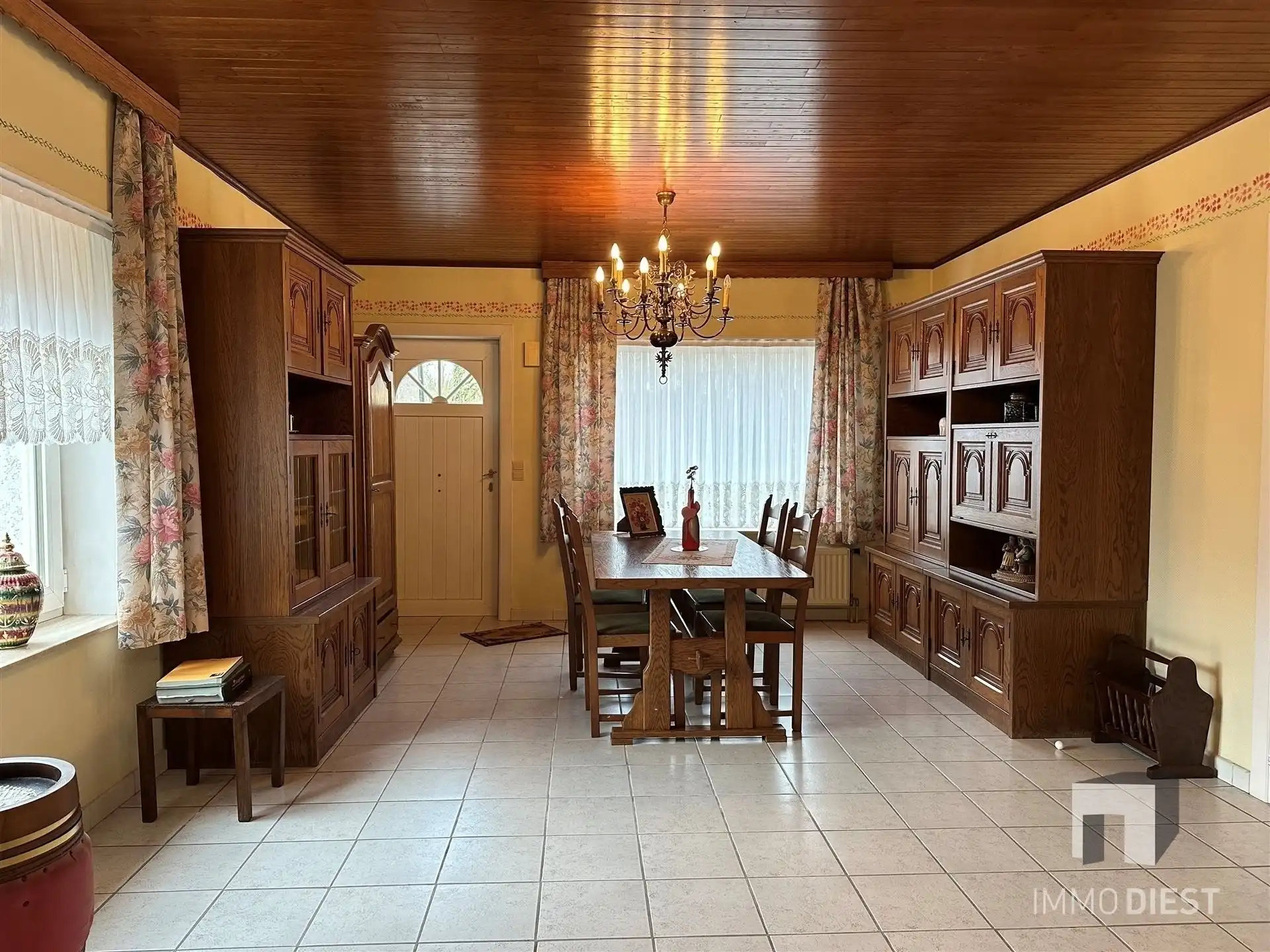 Woning met grote garage en stalling foto 13