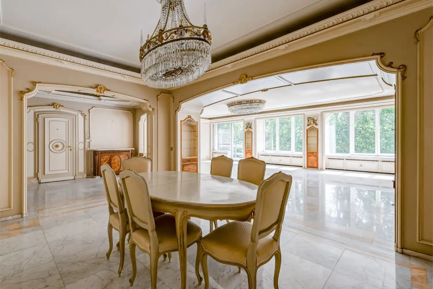 Ruim en lichtrijk 2-slaapkamerappartement (197 m²) met parkzicht en terras op toplocatie foto 4