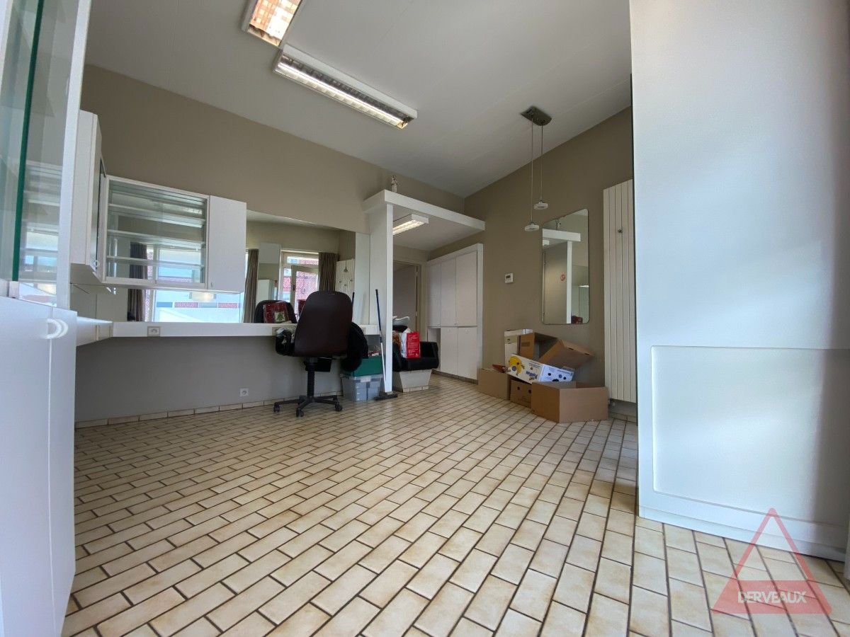 Roeselare - Ruime woning met handelsruimte, garage en 5 slaapkamers foto 3