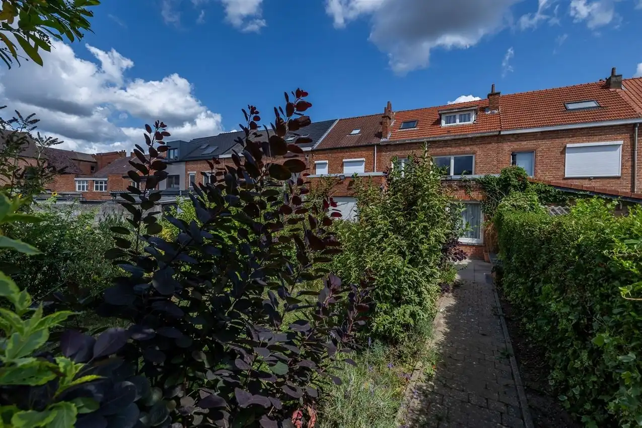 Ruime woning met zuidgerichte tuin en garage in rustige straat nabij centrum. EPC C en 5+ slaapkamers. foto 30