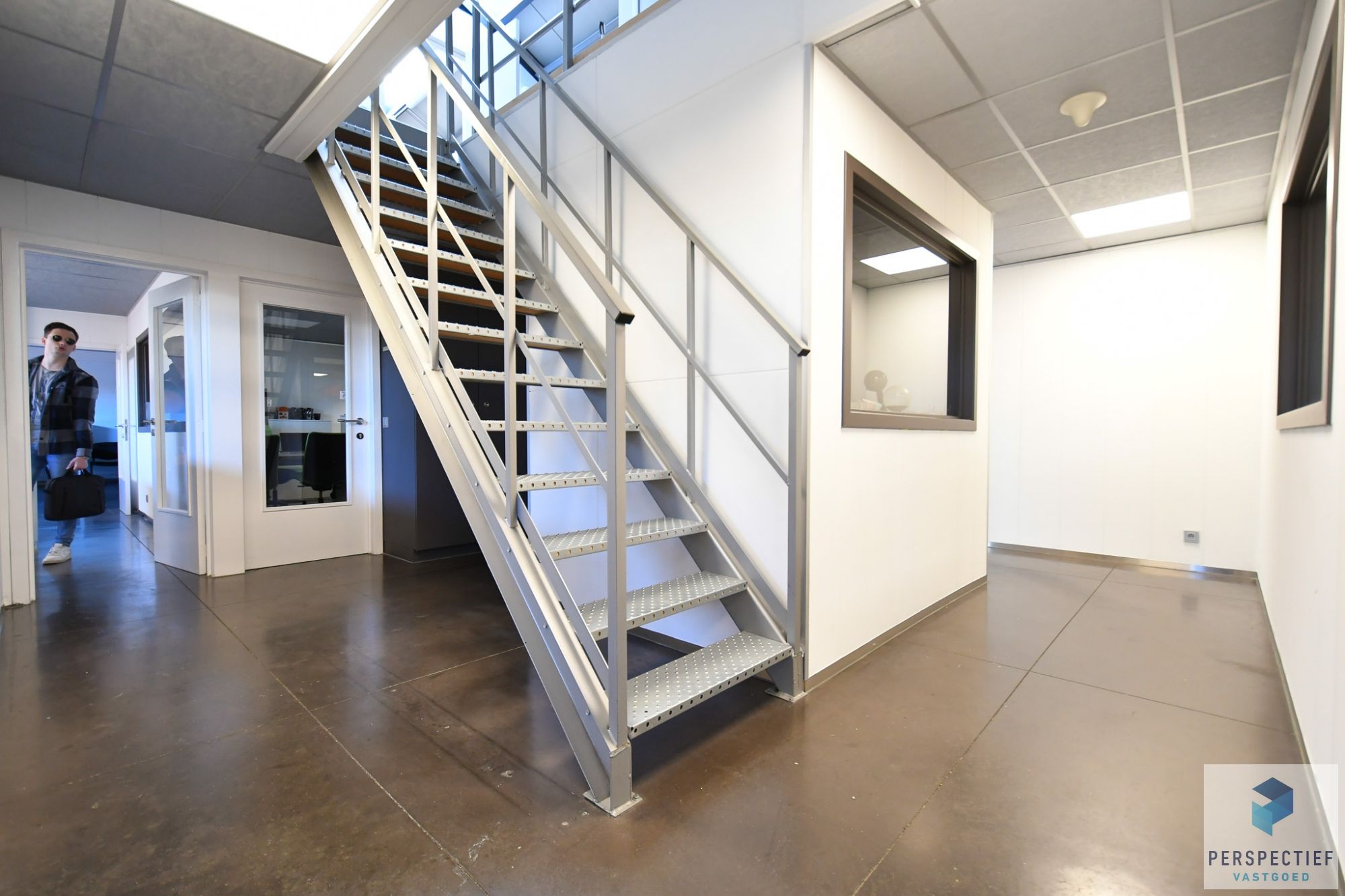 Uiterst goed gelegen polyvalente bedrijfsgebouw met 11 kantoorruimtes en een bruikbare vloeroppervlakte van 685m² foto 10